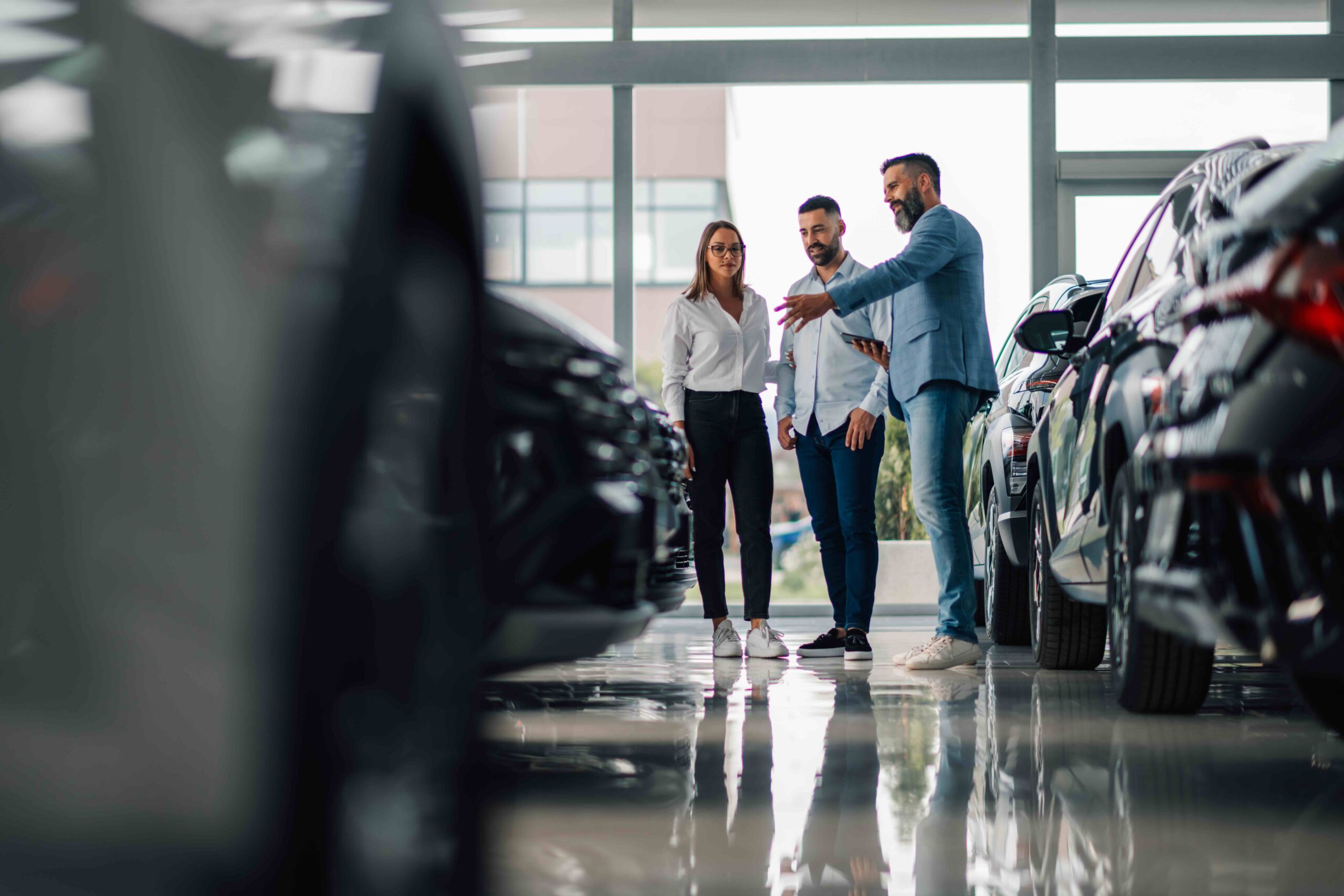 car-salesman-discussing-features-with-potential-cu-2026-01-09-08-38-37-utc